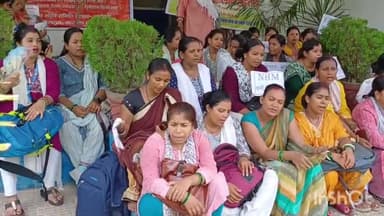 लखीसराय: सुरक्षा की गारंटी सहित सात सूत्री मांग के समर्थन में स्वास्थ्य कर्मी ने  डीएचएस कार्यालय के सामने किया धरना प्रदर्शन