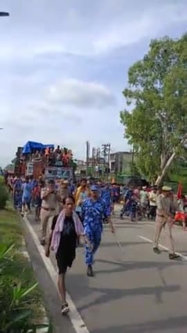 सारजन डीजे जोकि झारखंड से आया हुआ है #1500किलोमीटर की यात्रा करने के बाद मेरठ में पुलिस वालों ने को बजाने की