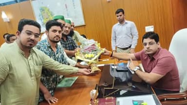 रामपुर: कलेक्ट्रेट पर पहुंचकर भारतीय किसान यूनियन इंडिया की ओर से आधार कार्ड बनवाने में आ रही समस्याओं को लेकर DM को ज्ञापन दिया