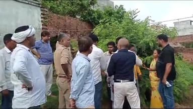 आज़मगढ़: जालंधरी वार्ड में जल जमाव की समस्या को लेकर पहुंचे नगर पालिका अध्यक्ष व अधिशासी अधिकारी, पोखरे पर अतिक्रमण हटाने को कहा