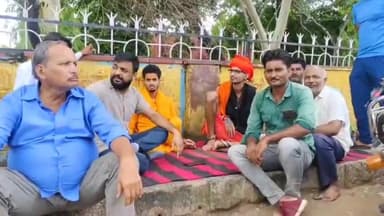 धौलपुर: मीट की दुकानें बंद नही होने से नाराज संत योगी बाबा बैठे कलेक्ट्रेट धरने पर