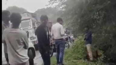 बदनावर: बदनावर में यश कालेज के सामने,अनियंत्रित बस पलटी, 12  यात्री हुए घायल, मौके से ड्राइवर हुआ फरार।