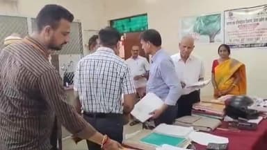 आज़मगढ़: मण्डलायुक्त ने किया उप निबन्धन, सदर कार्यालय व आज़मगढ़ विकास प्राधिकरण कार्यालय का औचक निरीक्षण, दिए कई निर्देश