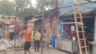 रामपुर: नगर पालिका की टीम  कोतवाली सिविल लाइंस इलाके में जेसीबी लेकर पहुंची, दुकानदारों ने जेसीबी के डर से खुद अतिक्रमण हटाया