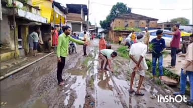 ग्यारसपुर: हैदरगढ़ के ग्रामीणों ने सड़क खोदने के चलते बारिश में हुई कीचड़ में धान रोपाई कर पीएचई ठेकेदार का किया विरोध
