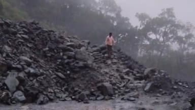 भटवाड़ी: गंगोत्री राजमार्ग विशनपुर के पास भारी मलबा और पत्थर आने के कारण बाधित