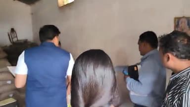 कोंडागांव: ग्राम चौड़ंग के उचित मूल्य दुकान संचालक को कलेक्टर ने किया बर्खास्त,खाद्य सामग्री स्टॉक पंजी में कलेक्टर ने देखी गड़बड़ी