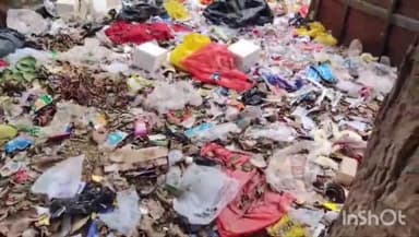 हाथरस: जिला महिला अस्पताल की लापरवाही के चलते डाले हुए बायोमेट्रिक बेस्ट कूड़ा बिनने को लेकर कबाड़ियों में हुई मारपीट