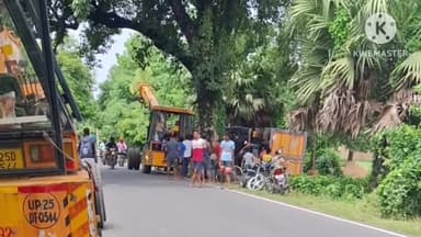 हुसैनगंज: सिवान आंदर मुख्य मार्ग के रमना के पास सड़क के किनारे पलटी हुई ट्रक को क्रेन व जेसीबी के माध्यम से वाहन मालिक ने उठवाया