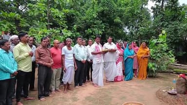 सिमडेगा: झारखंड सरकार के हृदय परिवर्तन के लिए हड़ताल पर डटे अनुसचिव कर्मचारी संघ सिमडेगा ने सरना स्थल में की पूजा