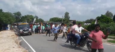 आक्रोशित किसानों ने मझिला पुल पर रोड को किया जाम