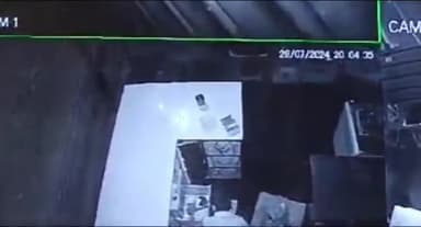 हाथरस: नयागंज स्थिति सादाबादिया डेरी में जंगला से घुसकर एक चोर ने चोरी की बारदात को दिया अंजाम, घटना सीसीटीवी कैमरे में हुई कैद