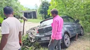 बिसवां: परसिया गांव के पास सवारी लेकर जा रहे ई रिक्शा को कार ने पीछे से मारी टक्कर, 1 बालिका की हुई मौत व 7 लोग हुए घायल