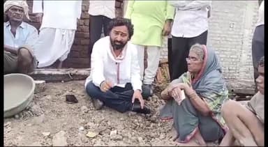 समुद्रपूर: मोहगांव येथे पडलेल्या घराची राकॉपा शरद पवार गटाचे प्रदेश सरचिटणीस अतुल वांदिले यांनी पाहणी करुन केली आर्थिक मदत