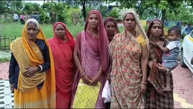 शाजापुर: पीथाखेड़ी की महिलाओं ने लाडली बहना योजना का लाभ दिलवाएं जाने की मांग करते हुए शाजापुर में एसडीएम को दिया ज्ञापन