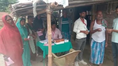 महुआ: महुआ के शेरपुर छतवारा स्थित शिव मंदिर के समीप निशुल्क नेत्र जांच शिविर में तीन दर्जन से अधिक लोगों की निशुल्क जांच किया