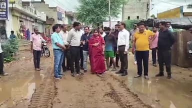 मौजमाबाद: राजधानी में हुई भारी बारिश के बाद नगर निगम महापौर मुनेश गुर्जर ने जामडोली में सीवर लाइन का लिया जायजा