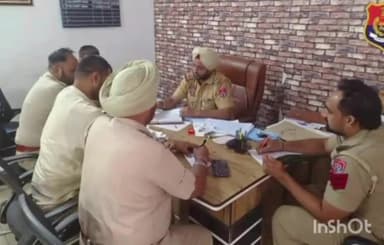 ਖਰੜ: ਅੱਜ ਐਸੇ ਇਸ ਨਗਰ ਪੁਲਿਸ ਦੇ ਐਸਐਚਓ ਵੱਲੋਂ ਆਪਣੇ ਅਧਿਕਾਰੀਆਂ ਨੂੰ ਸੀਨੀਅਰ ਅਧਿਕਾਰੀਆਂ ਵੱਲੋਂ ਦਿੱਤੀਆਂ ਹਦਾਇਤਾਂ ਨਾਲ ਜਾਨੂ ਕਰਵਾਇਆ ਗਿਆ।
