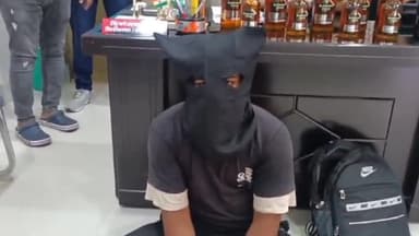 कांके: रांची स्थित नामकुम रेलवे स्टेशन से आरपीएफ ने अवैध शराब की बोतल के साथ एक आरोपी को किया गिरफ्तार