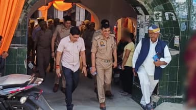 रामपुर: भमरौआ के शिव मंदिर में जिलाधिकारी और पुलिस अधीक्षक ने व्यवस्थाओं का जायजा लिया, पुलिस अधिकारियों को जरूरी निर्देश दिए