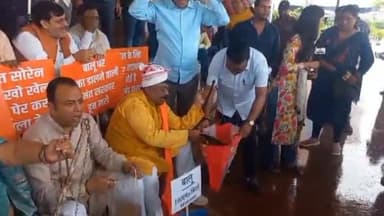 कांके: झारखंड विधानसभा के बाहर बीजेपी विधायकों ने बालू बेचकर किया विरोध प्रदर्शन, हेमंत सरकार के खिलाफ की नारेबाजी