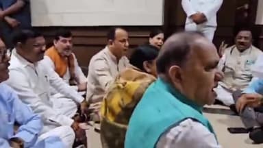 कांके: झारखंड विधानसभा में निलंबित हुए बीजेपी के 18 विधायकों ने मुख्यमंत्री चैंबर के बाहर दिया धरना