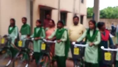 कोलेबिरा: कोलेबिरा प्रखंड कार्यालय में उन्नति का पहिया योजना के तहत छात्राओं को दी गई साइकिल