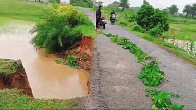 सिमडेगा: भारी बारिश की वजह से कुलूकेरा करमटोली कोतारी नदी का पुलिया हुआ ध्वस्त ,आवागमन में खतरा