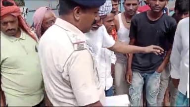 चनपटिया: चनपटिया रेलवे स्टेशन पर ट्रेन से गिरकर एक व्यक्ति की मौत हो गई है