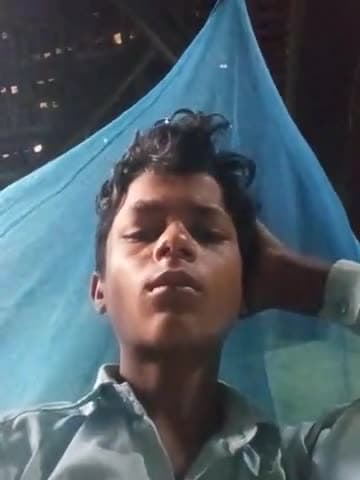 is bacchon kisi ne pakad kar laya hai isliye nahin ro raha hai iska baccha hai apna Naam bataen