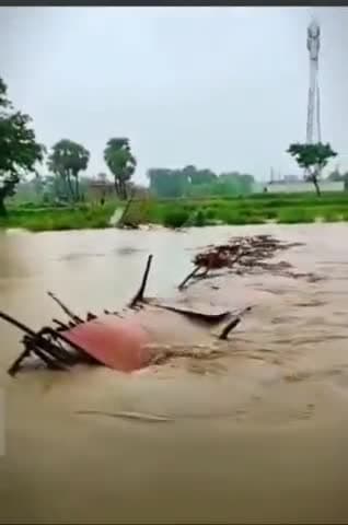 आसानी नदी पर बनाचचरी पुल बह गई