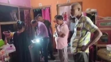 कस्बा: अल्कोहलिक परफ्यूम के धमाके से बालू टोल वार्ड नं 17 के एक घर का दरवाजा दो टूकडों में हुआ विभक्त