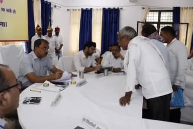 आज़मगढ़: सदर तहसील सभागार में DM व SP की अध्यक्षता में संपूर्ण समाधान दिवस का हुआ आयोजन, 228 में से 15 मामलों का मौके पर निस्तारण