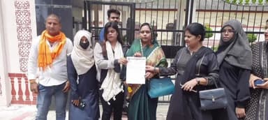 सुल्तानपुर: कलेक्ट्रेट पहुंच रुद्र नारी उत्थान सेवा समिति ने सौंपा ज्ञापन,गैंगरेप के मुख्य आरोपी को फांसी दिए जाने की करी मांग