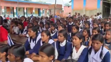 चनपटिया: राजकीय बुनियादी विद्यालय वृंदावन में मनाया गया शिक्षा सप्ताह दिवस, DSP ने वृक्षारोपण कर बच्चों के साथ खाया MDM का भोजन