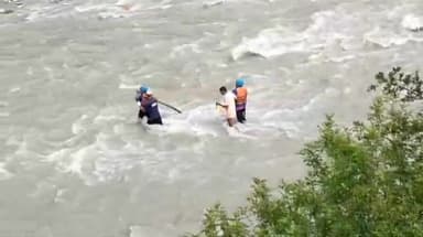 राजगढ़ी: यमुना नदी के बीच टापू में फंसी गाय, अभी रात्रि होने के कारण रेस्क्यू कार्य रोका गया