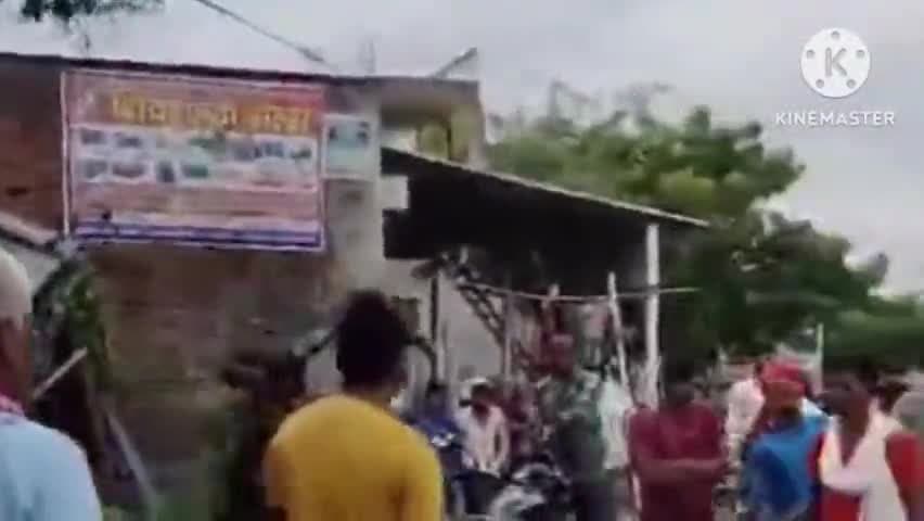 मधुबनी: मधुबनी प्रखंड के एक घर में घुसा अनियंत्रित ट्रक,पुलिस ने किया जब्त