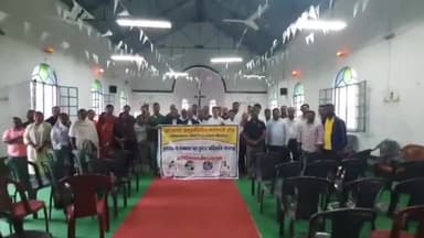सिमडेगा: झारखंड सरकार के हृदय परिवर्तन हेतु अनुसचिव कर्मचारी संघ सिमडेगा ने चर्च में प्रार्थना कर जताया विरोध