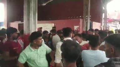 आरा: आरा रेलवे स्टेशन पर ट्रेन से उतरने को लेकर हुए विवाद मे युवको ने महिलाओ व पुरुष को पिटा