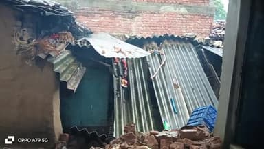 @पलामू के पांडु थाने के अंतरगत स्थिर सिलदिली पंचायत के ग्राम नेउरी में भारी बारिश के कारण एक गरीब परिवार का गिरा घर जिस