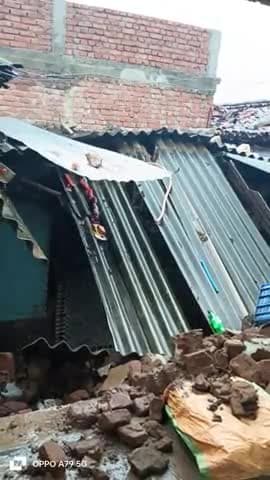 भारी बारिश के कारण आज पांडु थाना के अंतरगत स्थिति सिल्डिली पंचायत के नेउरी में पारिख पासवान का गिरा घर