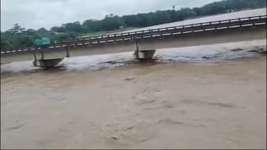 सिसई: नागफनी कोयल समेत प्रखंड क्षेत्र की कई नदियां भारी बारिश के कारण बह रही हैं खतरे के निशान से ऊपर