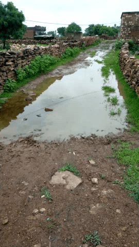 कुंदा गांव की सड़कों पर भरा है पानी प्रशासन नहीं दे रहा है ध्यान।। DEEPAK GUMAWAT OFFICIAL