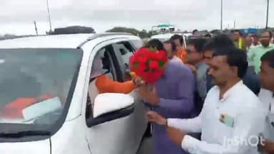 सारंगपुर: भोपाल से शाजापुर  जा रहे CM डॉ मोहन यादव का NH 52 हाईवे कशिश होटल के सामने भाजपा कार्यकर्ताओं ने किया स्वागत