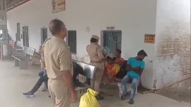 बिसवां: कस्बा मास्टरबाग रेलवे स्टेशन सहित सार्वजनिक स्थानों पर एंटी रोमियो टीम ने जांच पड़ताल कर शोहदों को दी चेतावनी