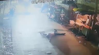 आज़मगढ़: पुरानी सब्जीमंडी चौराहे के समीप सड़क पर अचानक गिरे युवक चार पहिया वाहन ने रौंदा, मौत, CCTV फुटेज आया, मंडई में तोड़फोड़