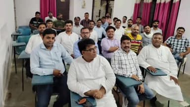 सुल्तानपुर: बस स्टाप स्थित एक निजी कोचिंग में कोचिंग इंस्टीट्यूट एसोसिएशन सुल्तानपुर की विभिन्न मुद्दों को लेकर आयोजित हुई बैठक