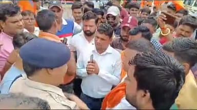 मुरादाबाद: कटघर थाना क्षेत्र में संभल के हरिहर मंदिर में गंगा जल चढ़ाने को लेकर,  करणी सेना ने किया प्रदर्शन