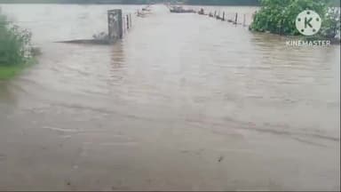 खुरई: लगातर बरसात के कारण खुरई के आसपास के सभी नदी नाले उफान पर, सभी रास्ते बंद,पुलिस ने सुरक्षा को लेकर लगाए बेरीकेट।