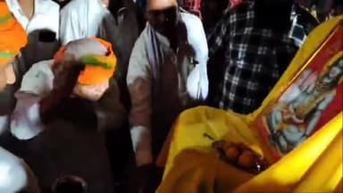 बिसवां: रेउसा के काशीपुरवा चौराहे पर दर्जा प्राप्त राज्यमंत्री और पूर्व विधायक ने कांवरियों के लिए किया भंडारा